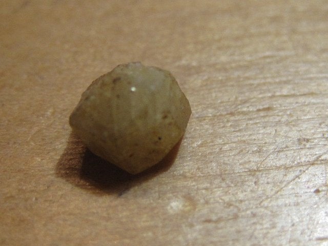 mi. 2x ruwe edelsteenkristal RHODIZIET (3) (zeldzaam), Verzenden, Mineraal