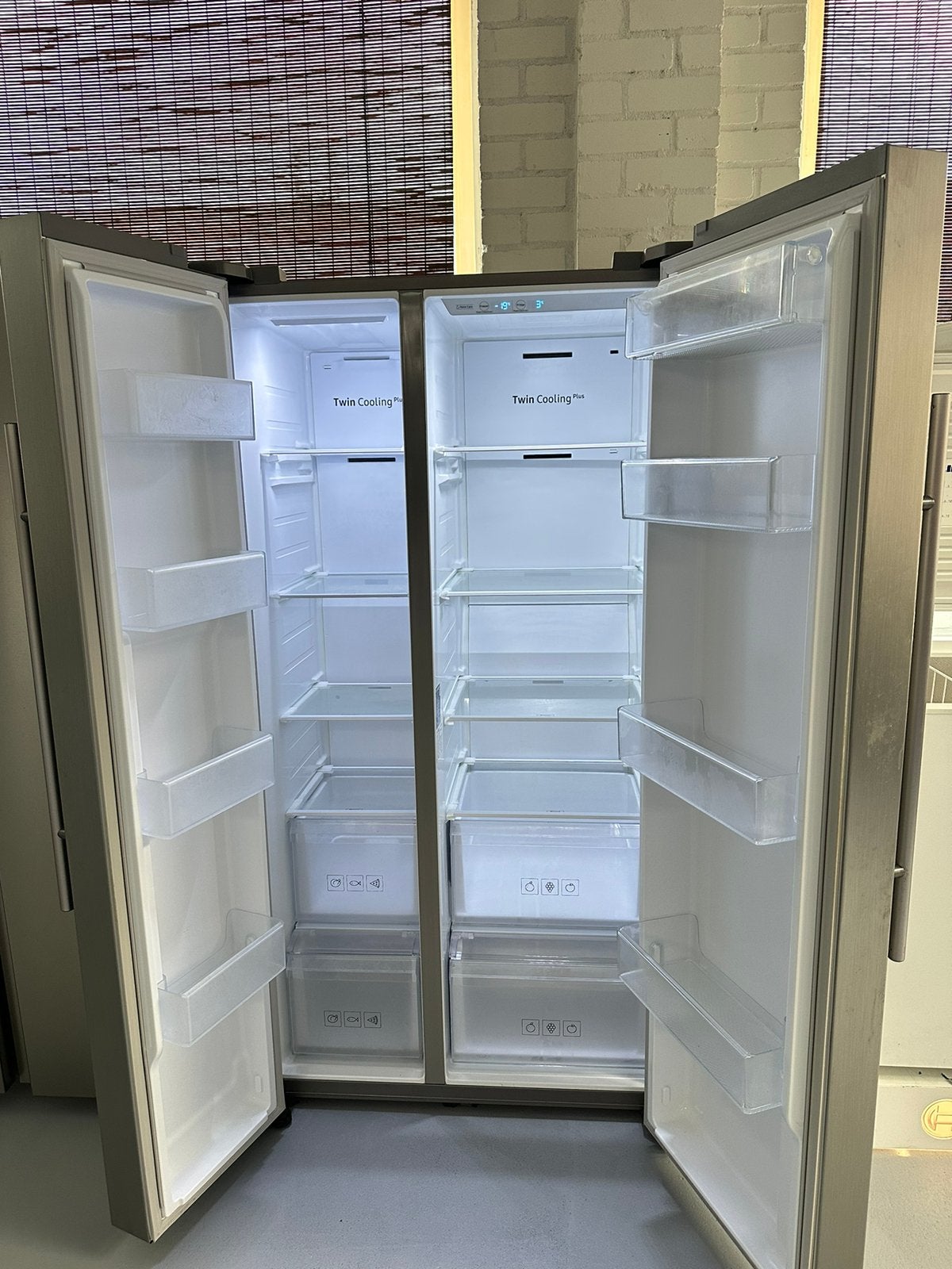Foto 4 van SAMSUNG RVS No Frost Side-By-Side KOELKAST 617L SpaceMax
