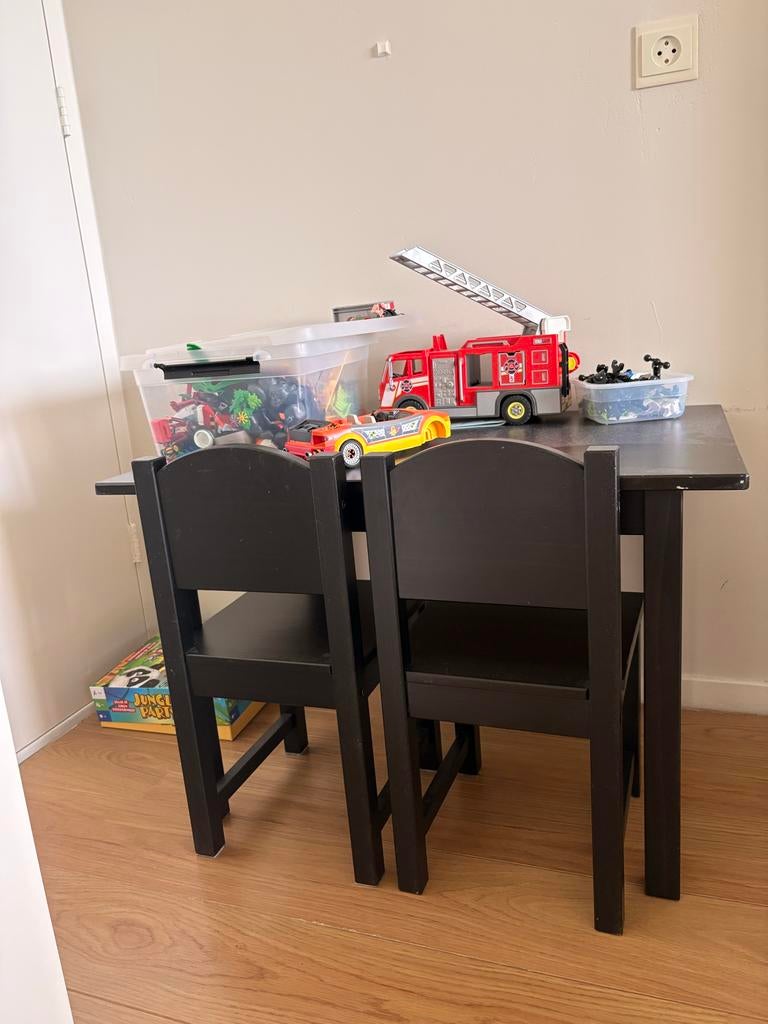 Zwart kindertafel met twee stoeltjes, Ophalen, Zo goed als nieuw, Jongen of Meisje