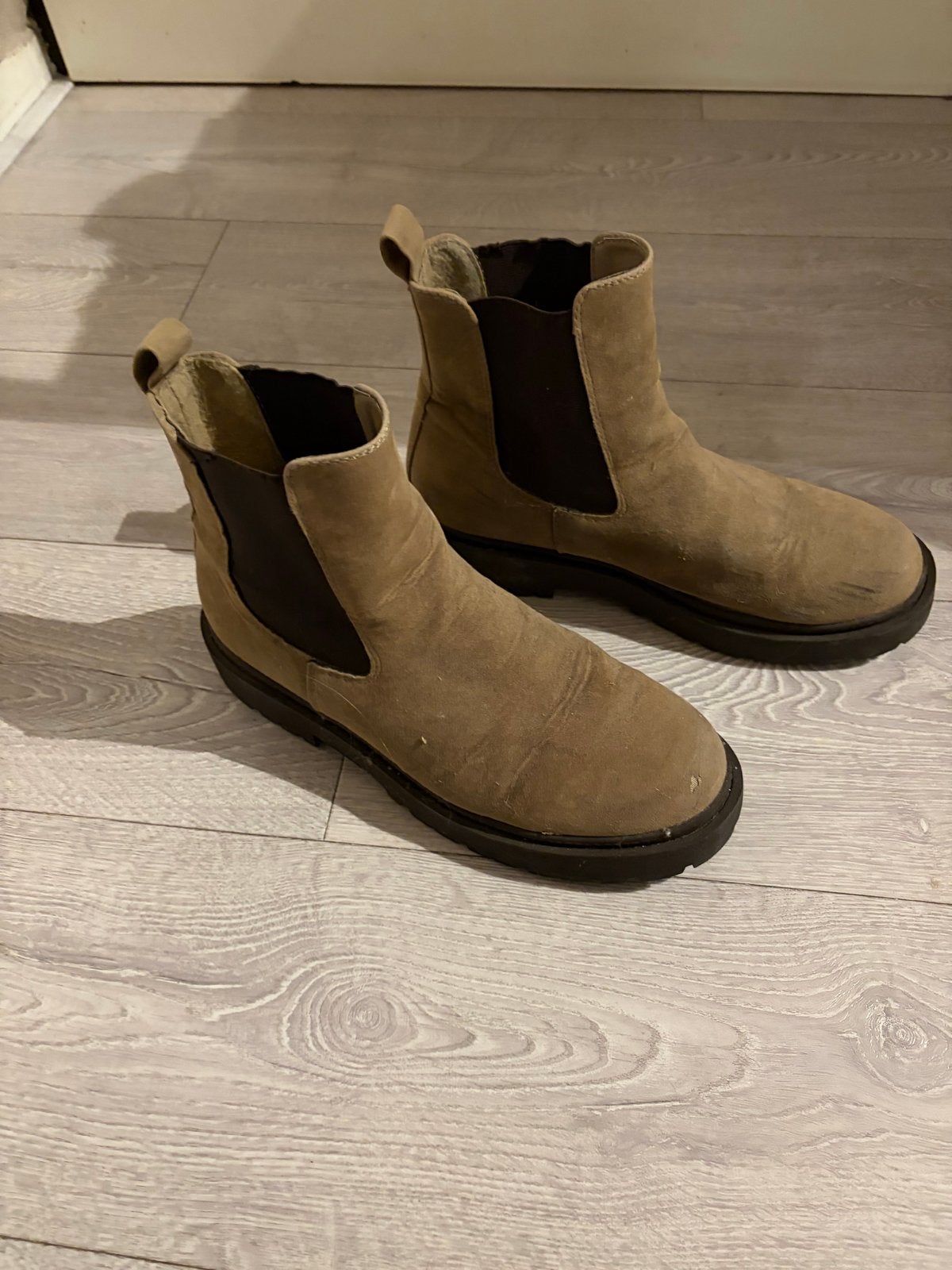 Bruine suède Chelsea boots - Maat 38, Kleding | Dames, Ophalen of Verzenden, Gedragen, Bruin, Lage of Enkellaarzen