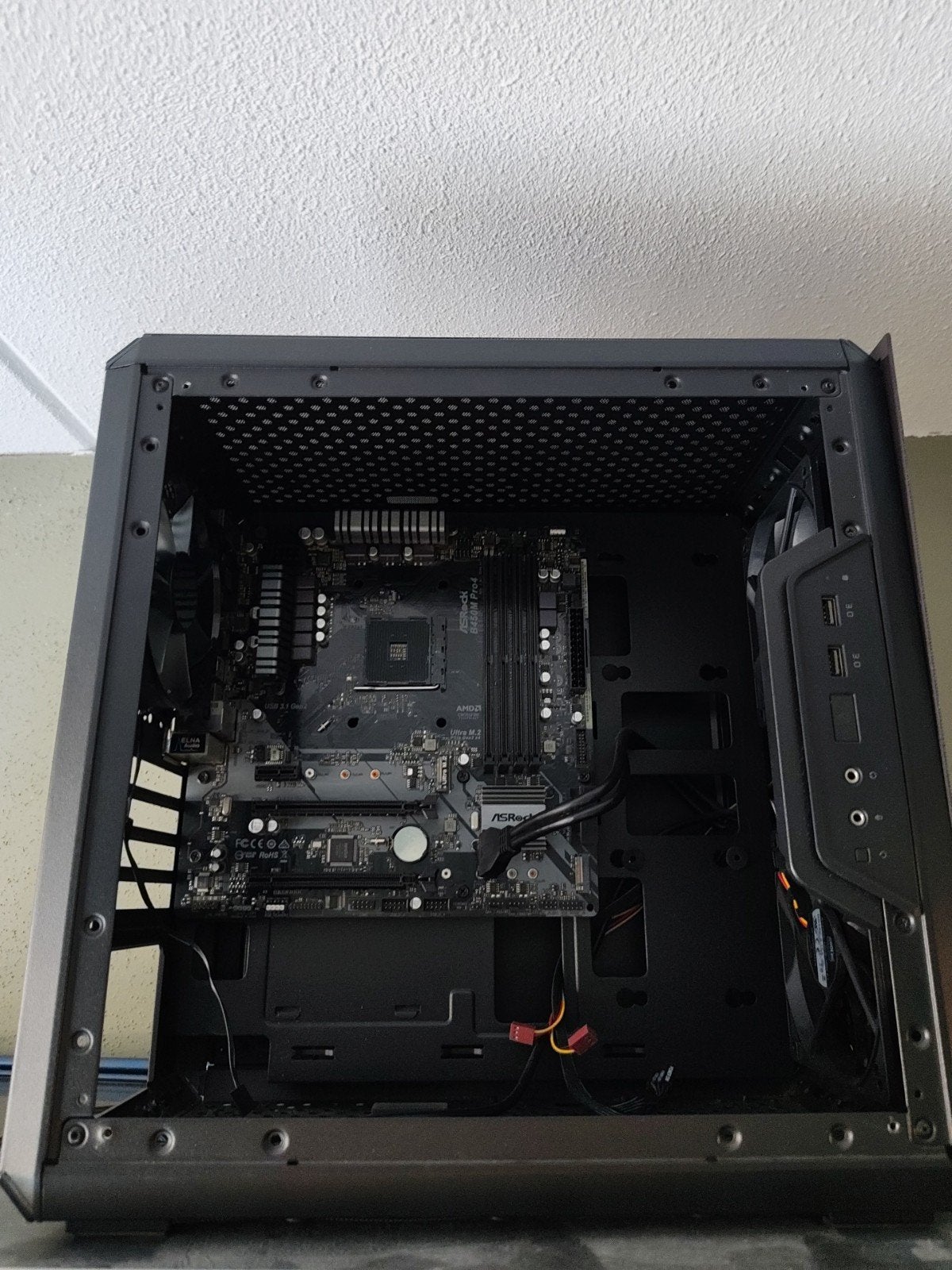 Asrock B450M Pro4 moederbord in Cooler Master behuizing, Computers en Software, Computerbehuizingen, Ophalen, Gebruikt