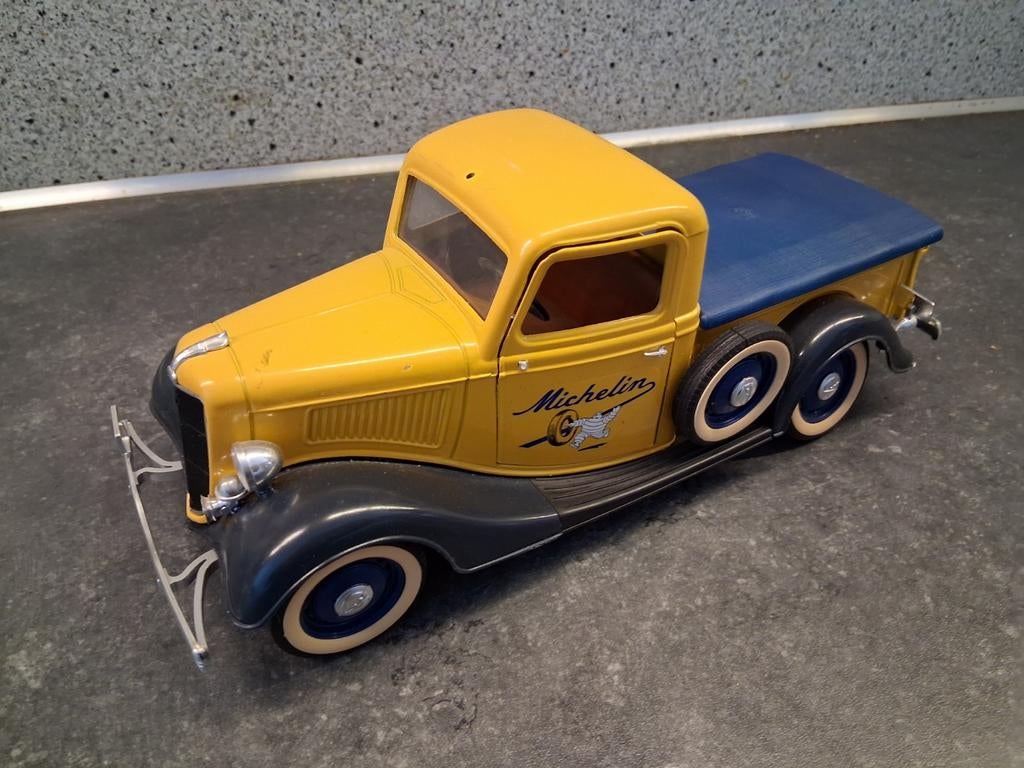 Solido Ford v8 Michelin Model - Geel met Blauw Dekzeil, Hobby en Vrije tijd, Modelauto's | 1:18, Ophalen of Verzenden, Zo goed als nieuw