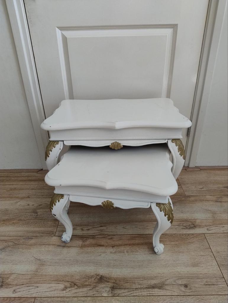 Set van 2 sierlijke bijzettafels - wit met goudkleurige deta, Gebruikt, 55 tot 75 cm, Rechthoekig, Hout