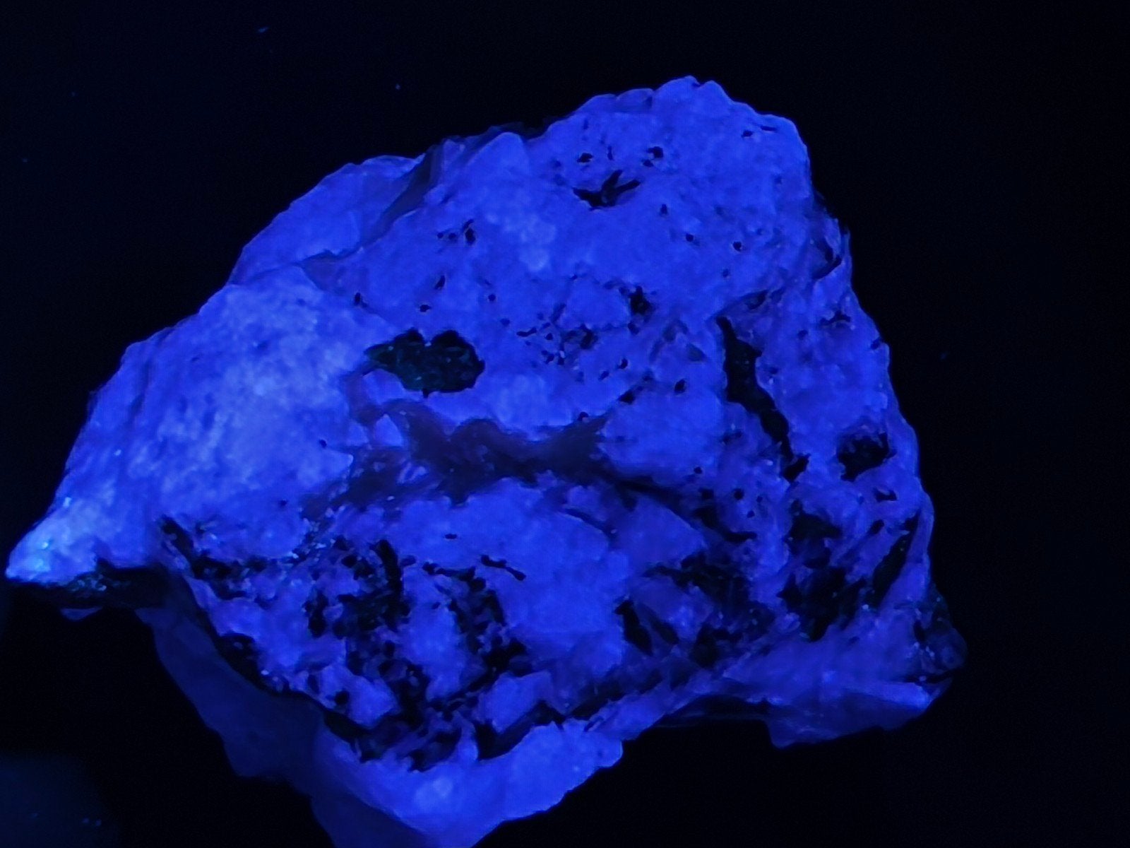 grote brok calciet etc. uit de Clara groeve. UV-blauw, Verzamelen, Mineralen en Fossielen, Ophalen of Verzenden