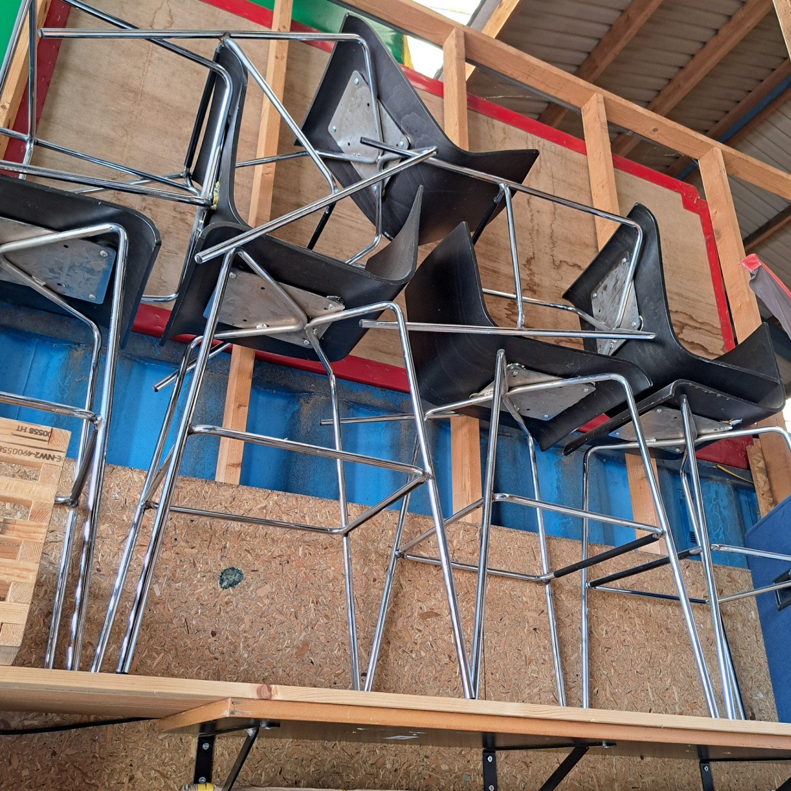 16 barkrukken met metalen frame en houten zitting, Huis en Inrichting, Ophalen, Met voetsteun, 60 tot 90 cm, Kunststof