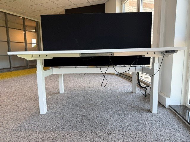 Foto 9 van Elektrische zit-sta duo-bureau met kabelgoot, verdeler, 21st