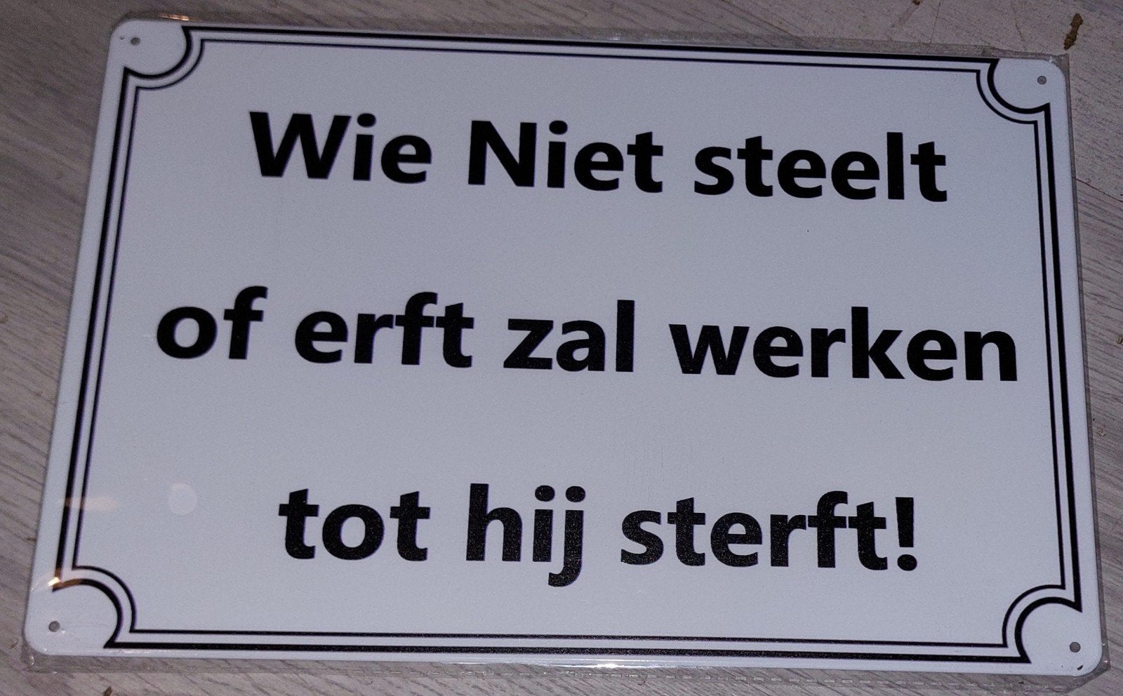 Metalen Wandbord Nieuw 20x30 cm - 'Wie niet steelt', Ophalen of Verzenden, Nieuw, Wit, Metaal