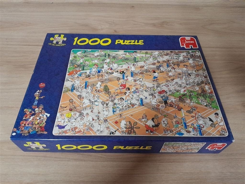 Jan van Haasteren - de tennisbaan - 1000 stuk - s3053, Verzenden, 500 t/m 1500 stukjes, Zo goed als nieuw