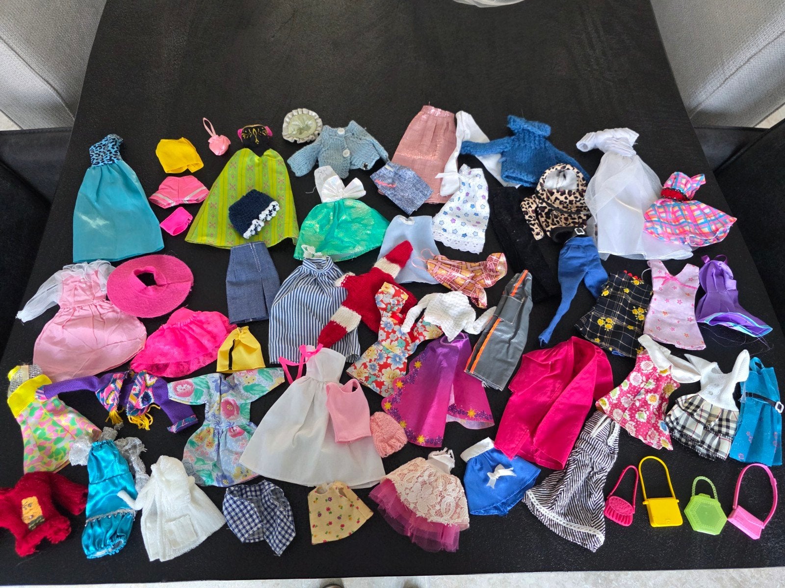 Barbie kleertjes - zo'n 58 stuks
