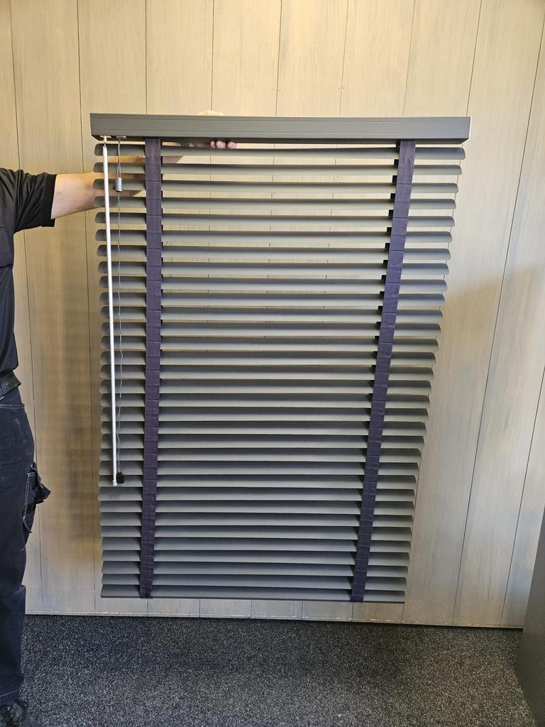 Houten jaloezie 50 mm. Antraciet, Ophalen, Nieuw, Grijs