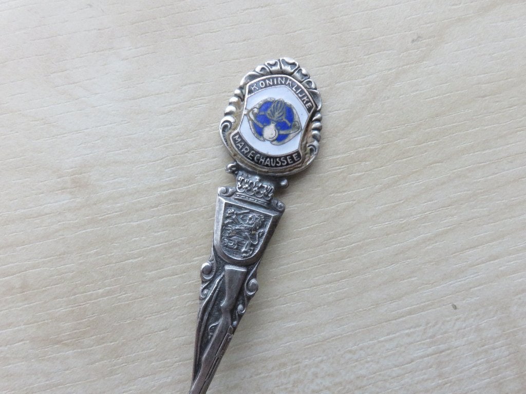Koninklijke Marechaussee. Emaille  lepeltje met geweer., Verzenden