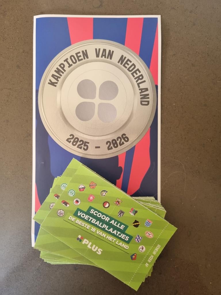 57 pakjes voetbalplaatjes en een xxl sticker, Ophalen of Verzenden, Nieuw, Overige binnenlandse clubs, Poster, Plaatje of Sticker