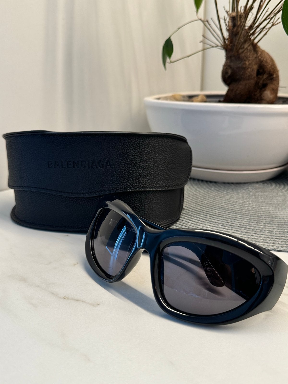 Balenciaga Bat Zonnebril Y2K Stijl - Zwart, Sieraden, Tassen en Uiterlijk, Zonnebrillen en Brillen | Dames, Overige merken, Zonnebril
