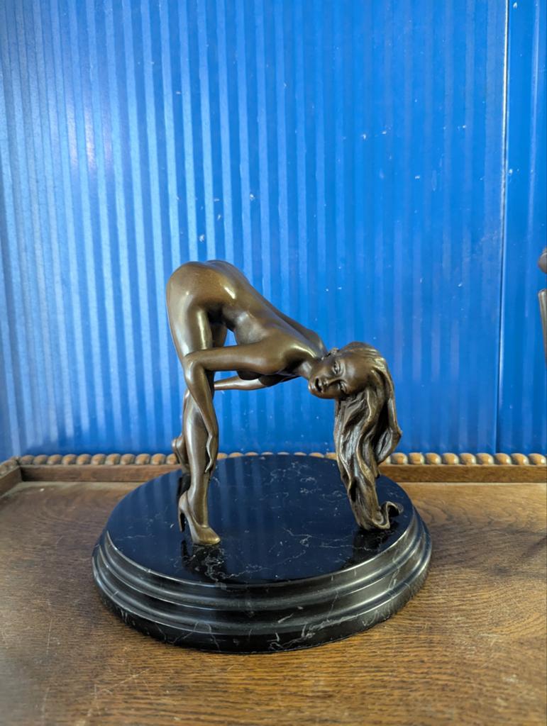 Bronzen beeld van een vrouw op marmeren sokkel, Antiek en Kunst, Ophalen of Verzenden, Brons, 20 - 50 cm, Op sokkel