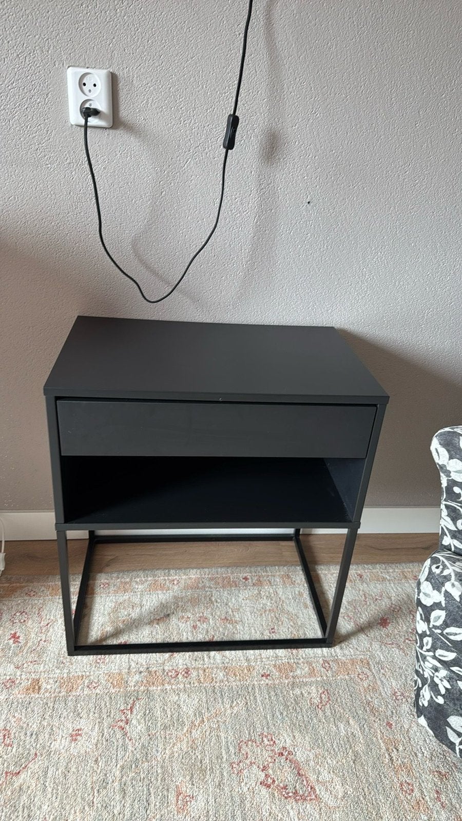 VIKHAMMER - nachtkastje zwart, Ophalen, Metaal of Aluminium, 55 tot 70 cm, Zo goed als nieuw