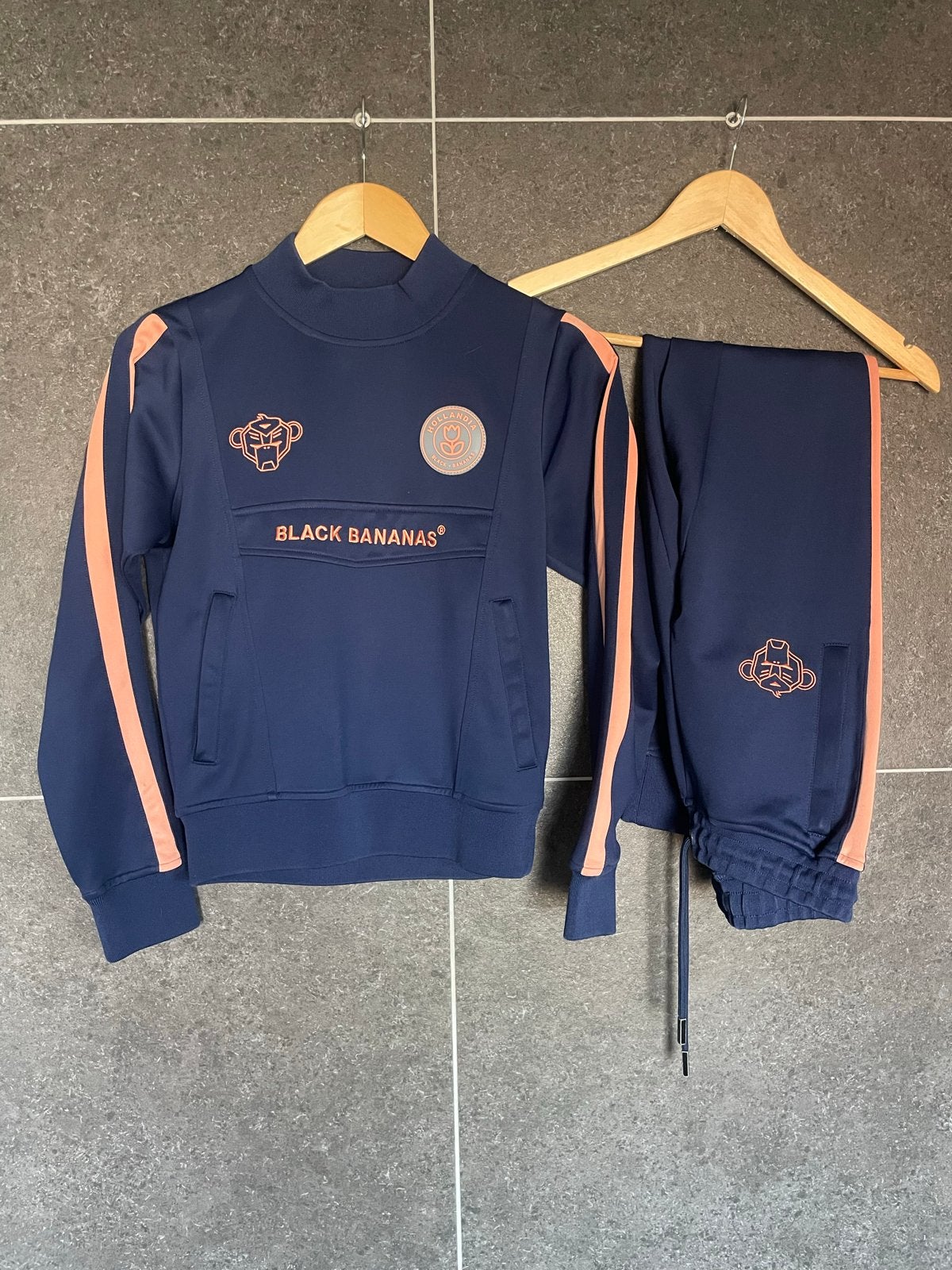 Black Bananas Trainingspak - Donkerblauw met Oranje Strepen, Ophalen of Verzenden, Zo goed als nieuw, Jongen of Meisje