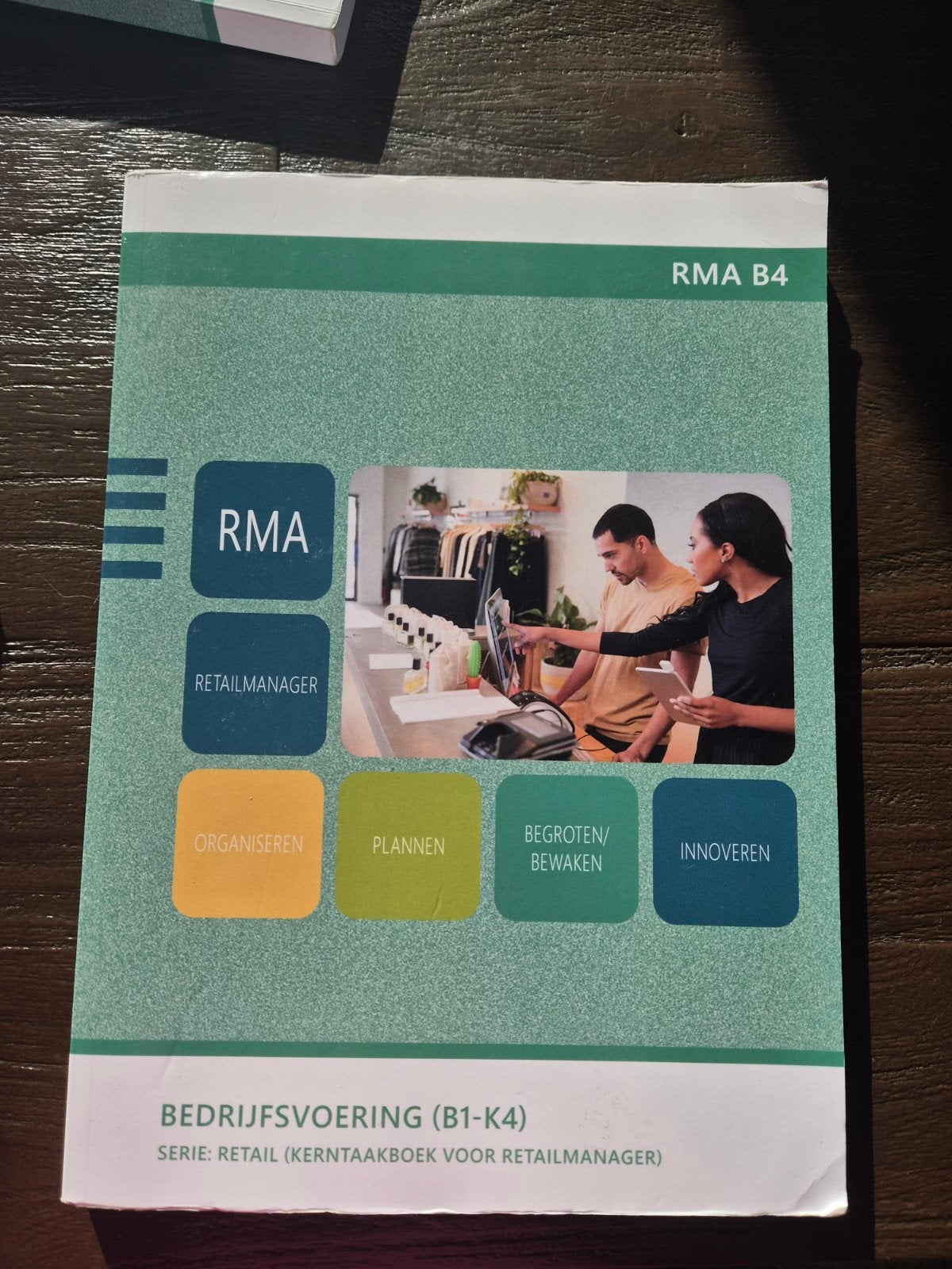 RMA B4 Bedrijfsvoering Retailmanager Kernboek MBO 4, Ophalen of Verzenden, Zo goed als nieuw, MBO, Onbekend