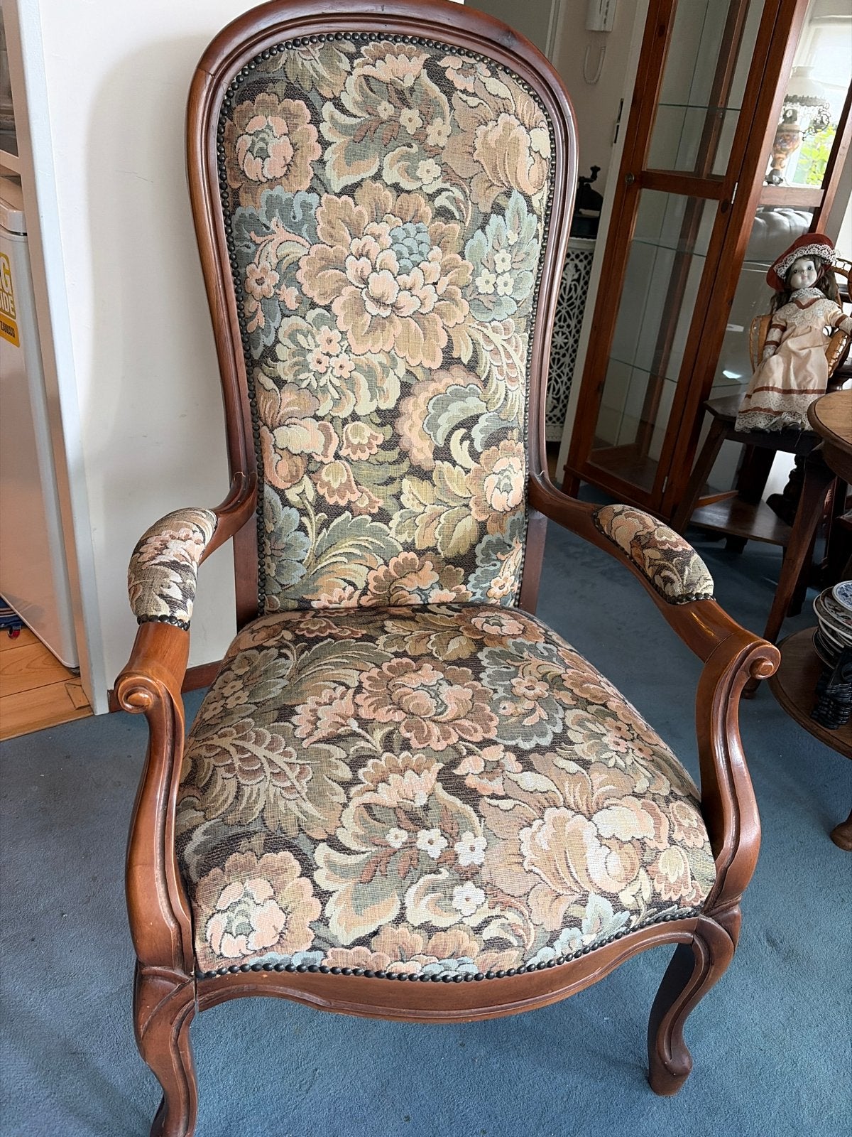 Antieke fauteuil met bloemenpatroon, Ophalen