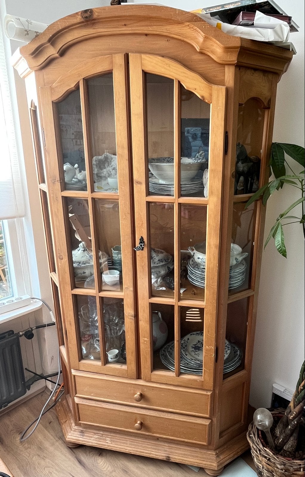 Houten vitrinekast met glas en lades, Ophalen, Gebruikt, 50 tot 100 cm, Met lade(s)