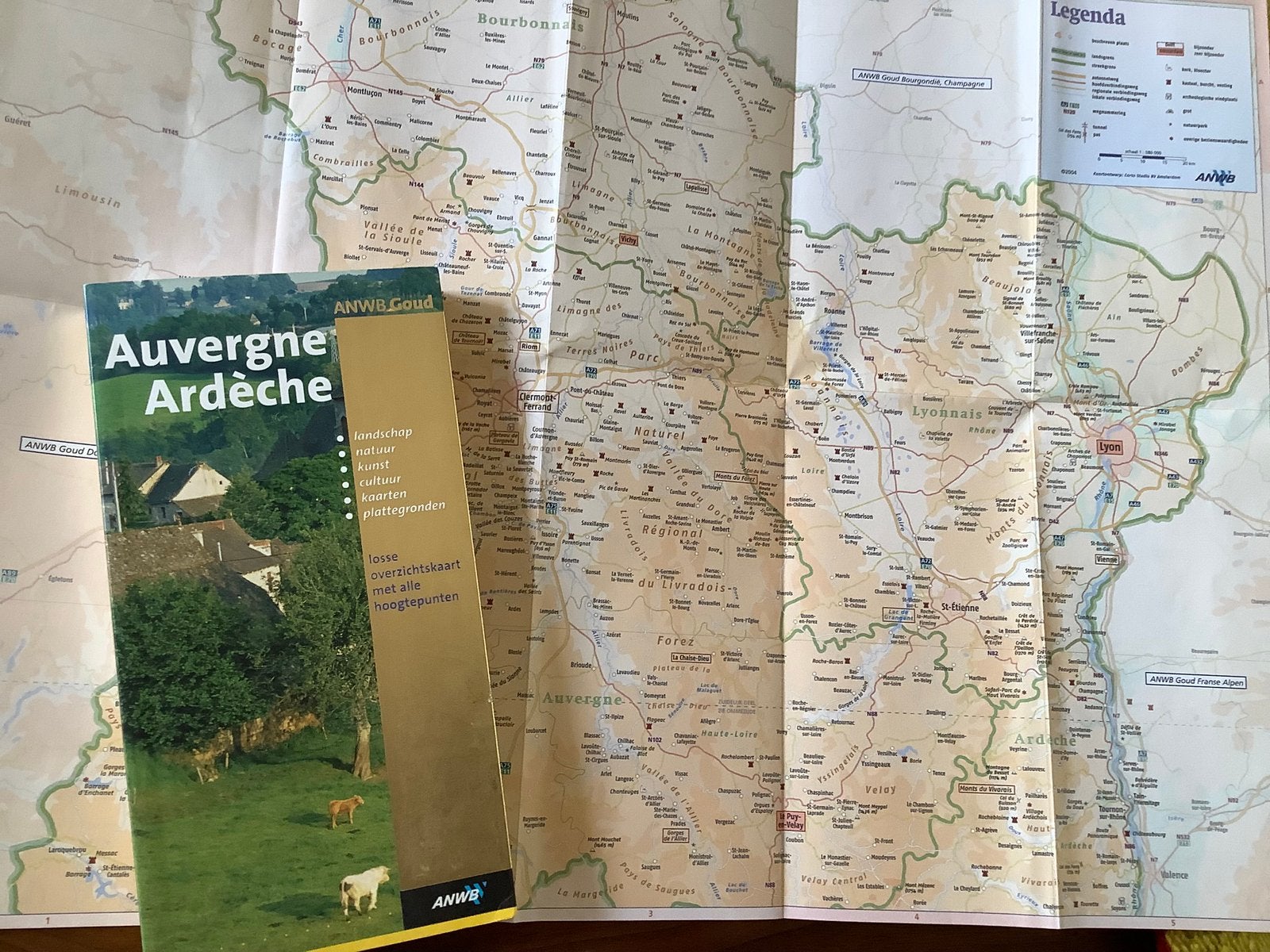 Auvergne Ardeche Frankrijk 302pg ANWB GOUD reisgids + krt, Ophalen of Verzenden, Europa, Reisgids of -boek, ANWB