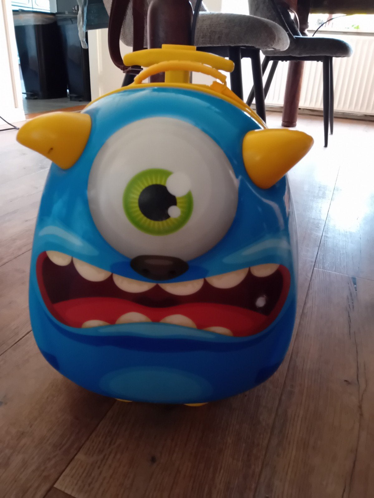 Leuke blauwe kinderkoffer met monster design, Ophalen of Verzenden, Gebruikt, Blauw, Wieltjes