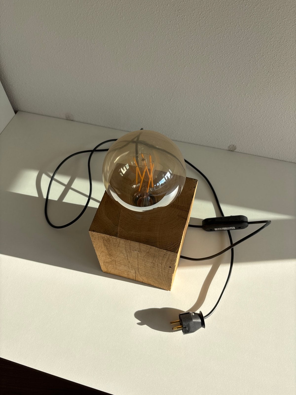 Unieke handgemaakte tafellamp van hout met Edison lamp, Overige merken, Industrieel, E27 (groot), Zo goed als nieuw