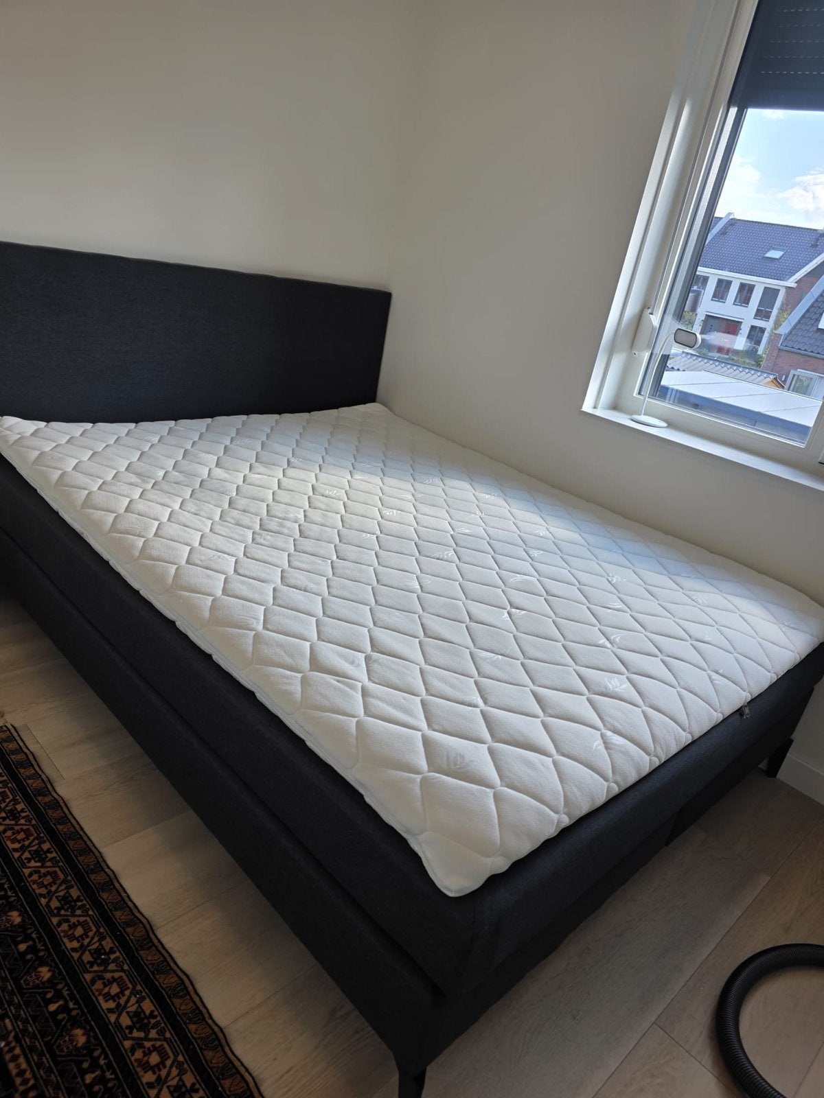 Zo goed als nieuw bed 1.60x2.00m met topper, Ophalen, Zwart, Tweepersoons, Zo goed als nieuw