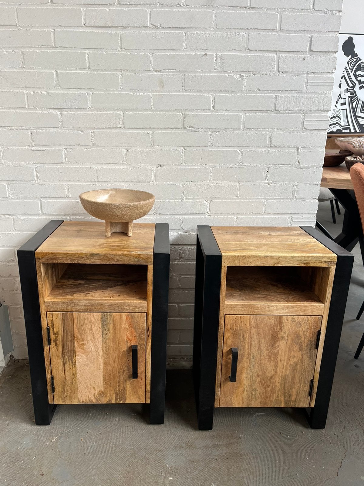 Magazijn leegverkoop set nachtkastjes mangohout Britt deur