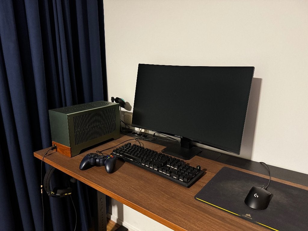 Compacte Gaming PC setup + monitor + keyboard