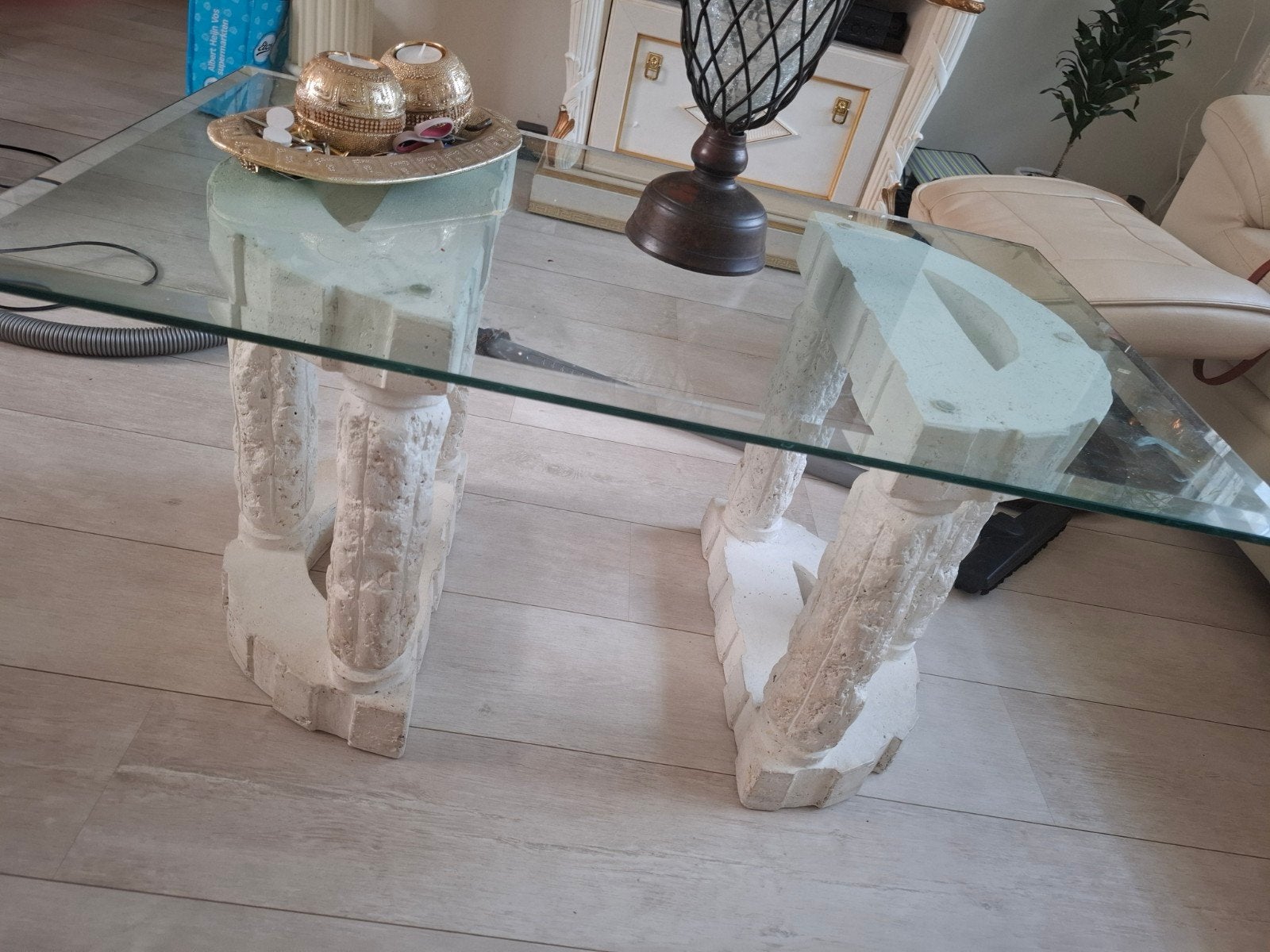 Glazen salontafel met unieke stenen poten, 50 – 75, Gebruikt, Ophalen of Verzenden, Modern, Sculpturaal