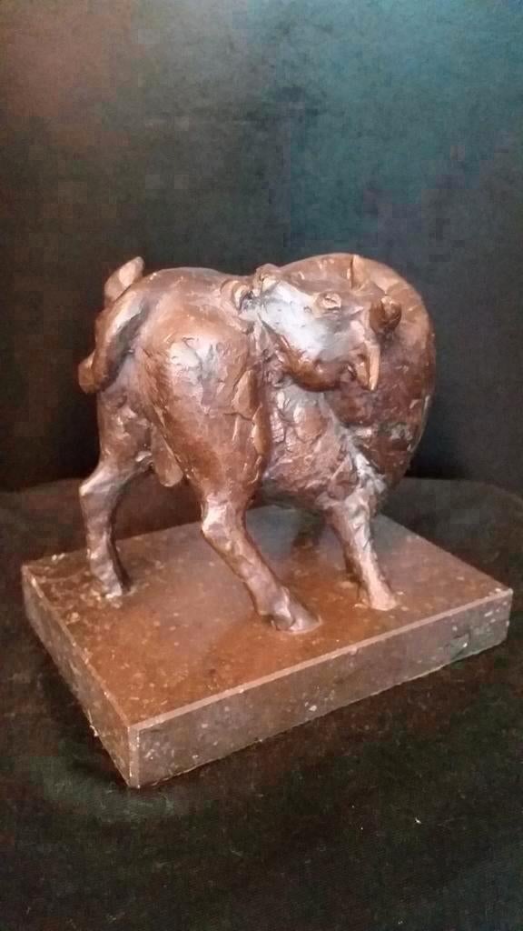 Brons beeld stier op marmeren sokkel, massief brons, Ophalen of Verzenden, Brons