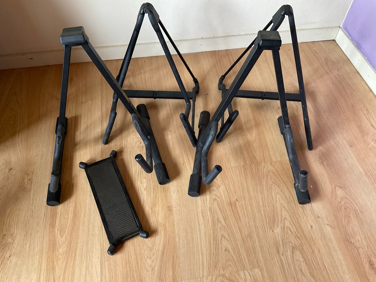 4x Gitaarstandaard en Voetsteuntje, Ophalen, Gebruikt, Instrumentstandaard, Gitaar