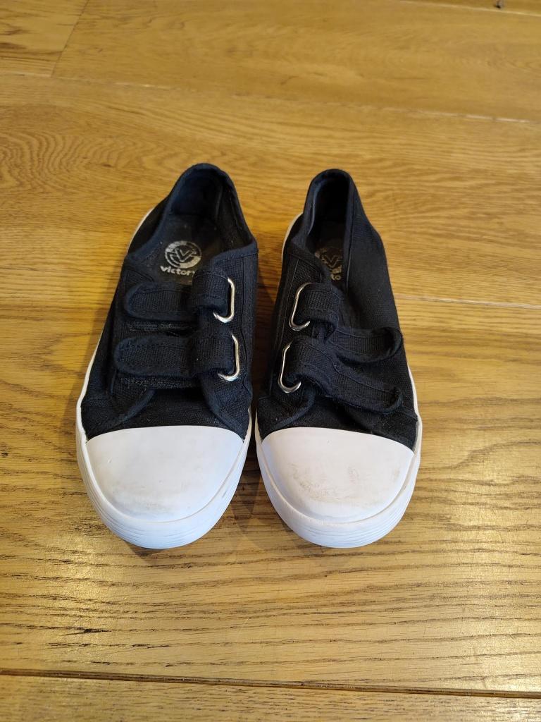 Zwarte gymschoenen met klittenband sluiting en witte zool, Gebruikt, Ophalen of Verzenden, Jongen of Meisje, Sportschoenen