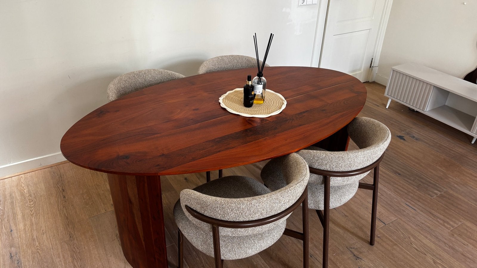 Houten Ovale eettafel 180cm  donker walnoot / cognacbruin, Huis en Inrichting, Tafels | Eettafels, Ophalen, Gebruikt, 100 tot 150 cm