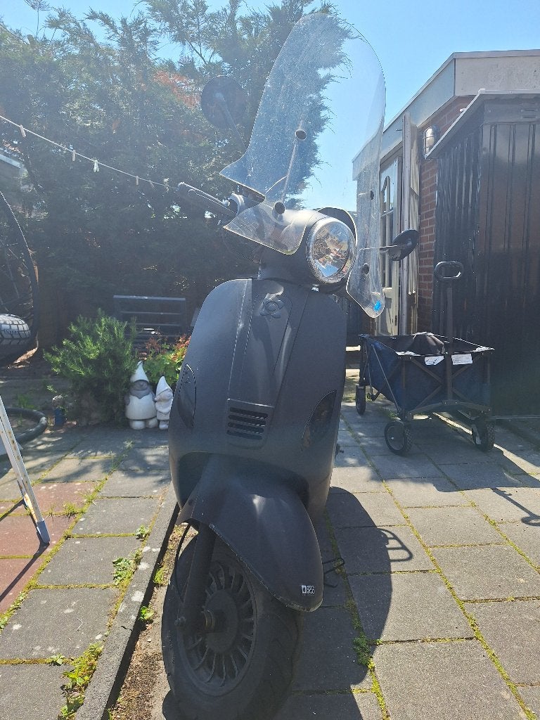 AGM Bromscooter start niet meer + 2 helmen indien gewenst., Fietsen en Brommers, Snorfietsen en Snorscooters, Gebruikt, Benzine