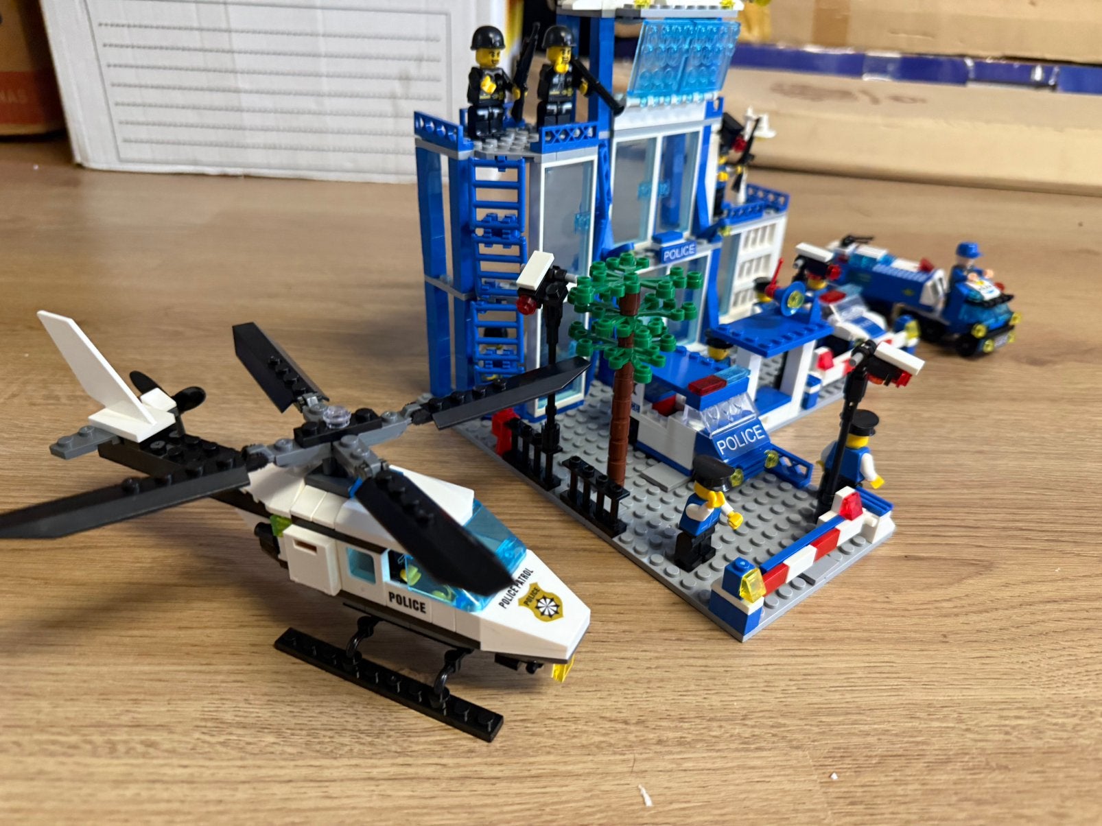 Politiebureau set met helikopter, auto en poppetjes, Ophalen of Verzenden, Gebruikt, Overige merken