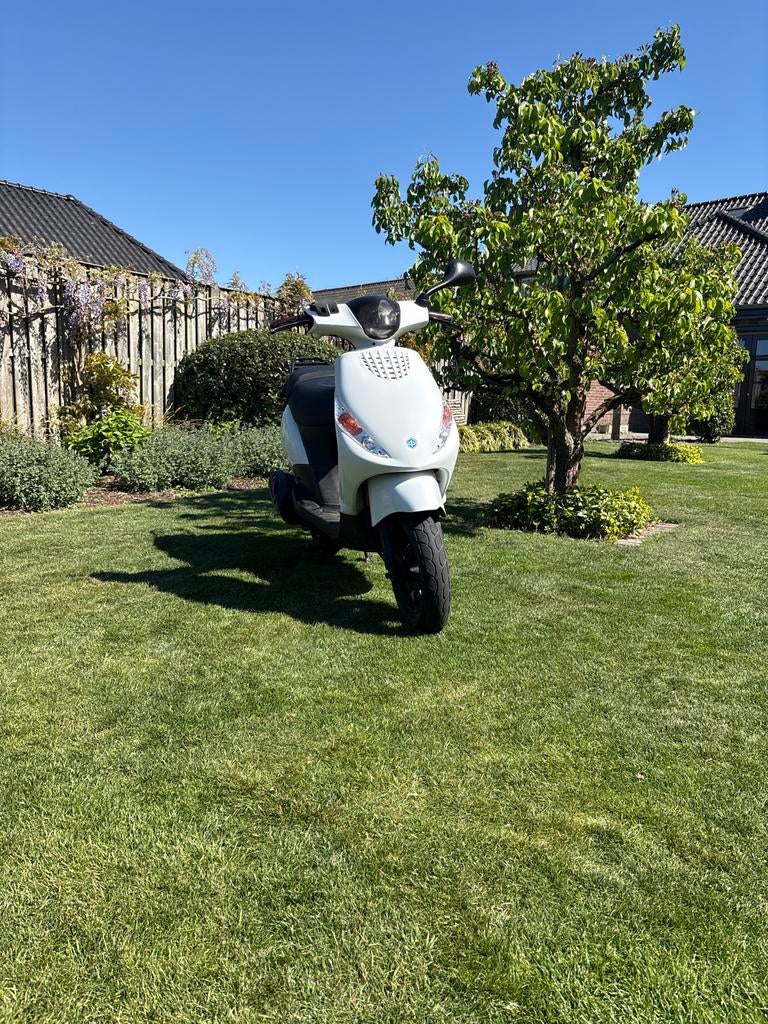 Zeer nette Piaggio Zip op bromplaat - 2015, Fietsen en Brommers, Scooters | Piaggio, Maximaal 45 km/u, Zip, Ophalen of Verzenden