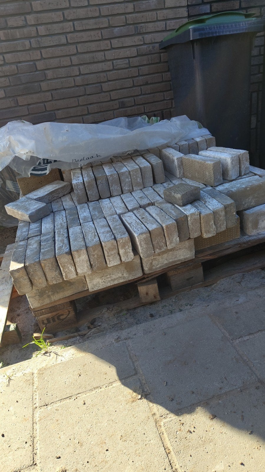 Gratis af te halen: Diverse stenen en betonblokken, Ophalen, Nieuw, Bakstenen