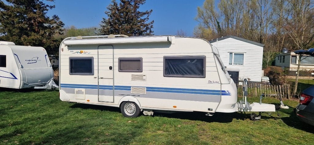 Hobby 495 met stapelbed, airco, mover en luifel, Caravans en Kamperen, Caravans, Luifel, Particulier, 4 tot 5 meter, Tot en met 6