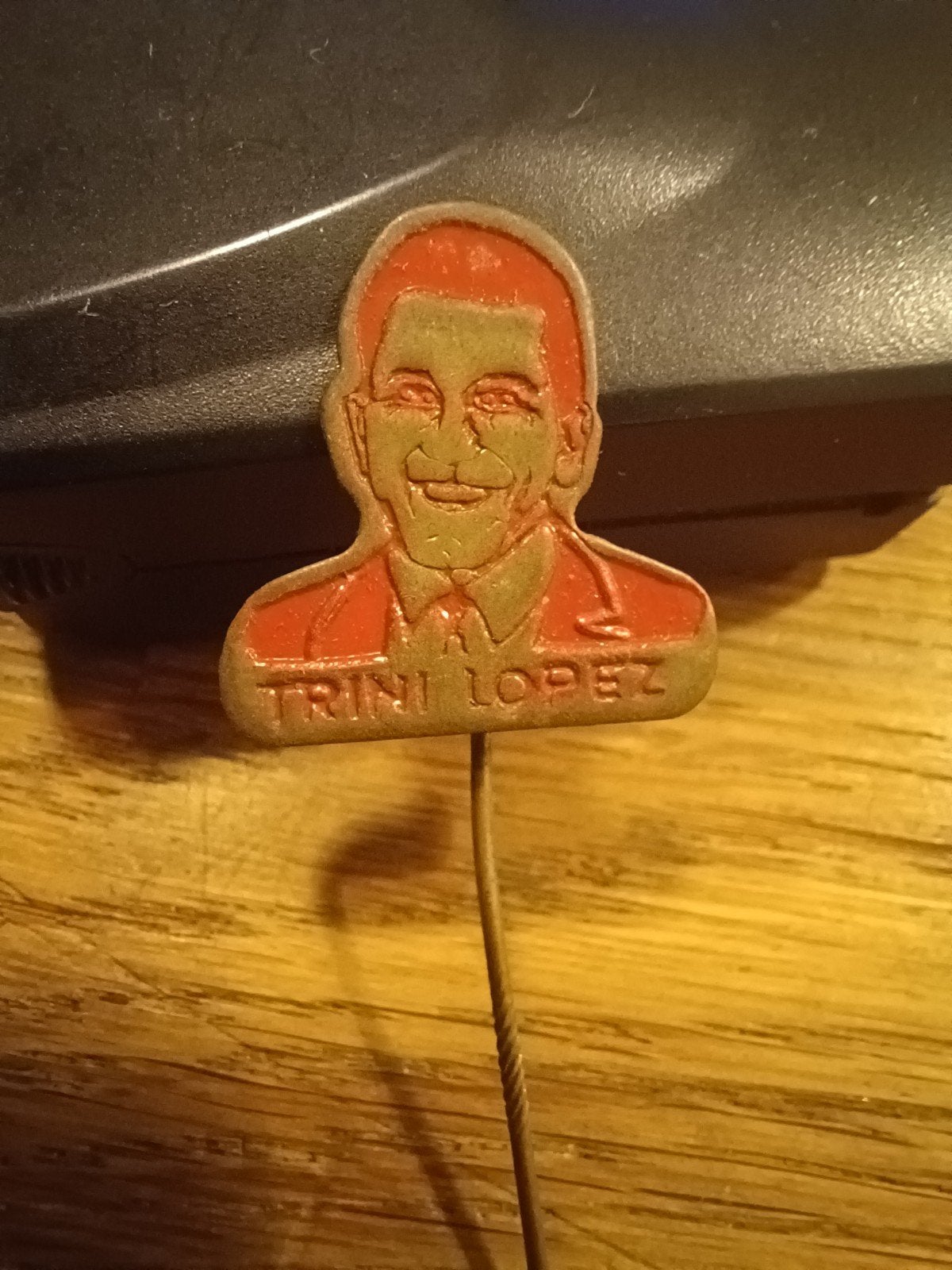 Speldje Trini Lopez (rood), Verzamelen, Ophalen, Gebruikt, Overige onderwerpen, Speldje of Pin