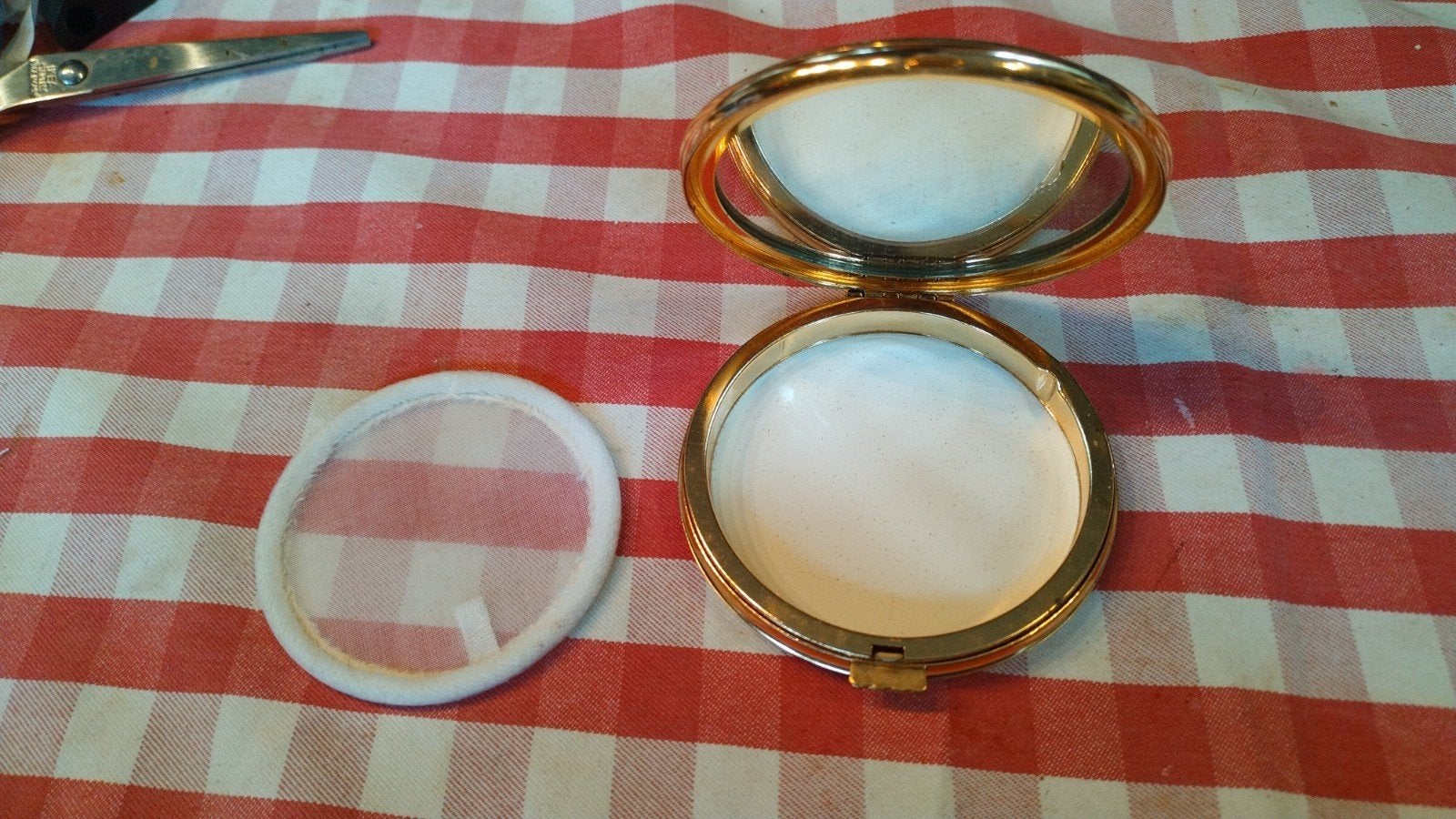 Mooie Oude make up poederdoos 8 cm
Binnen kant is 6,5 cm bij, Ophalen