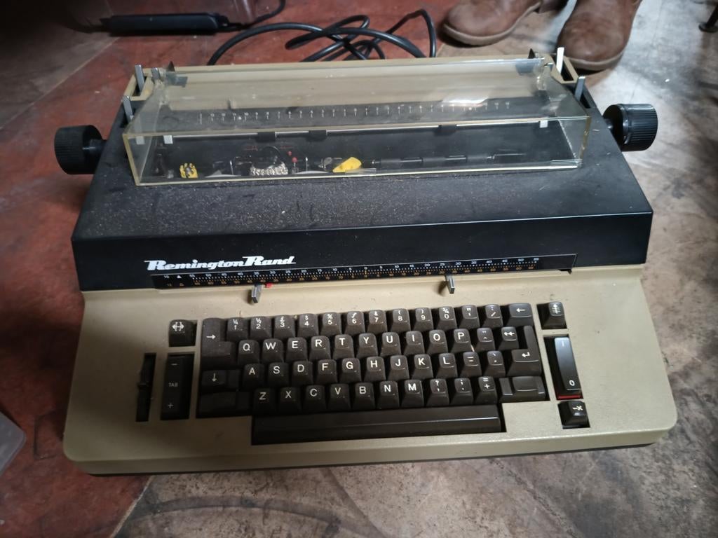 Oude type machine met beschermhoes, Diversen, Typemachines, Ophalen of Verzenden