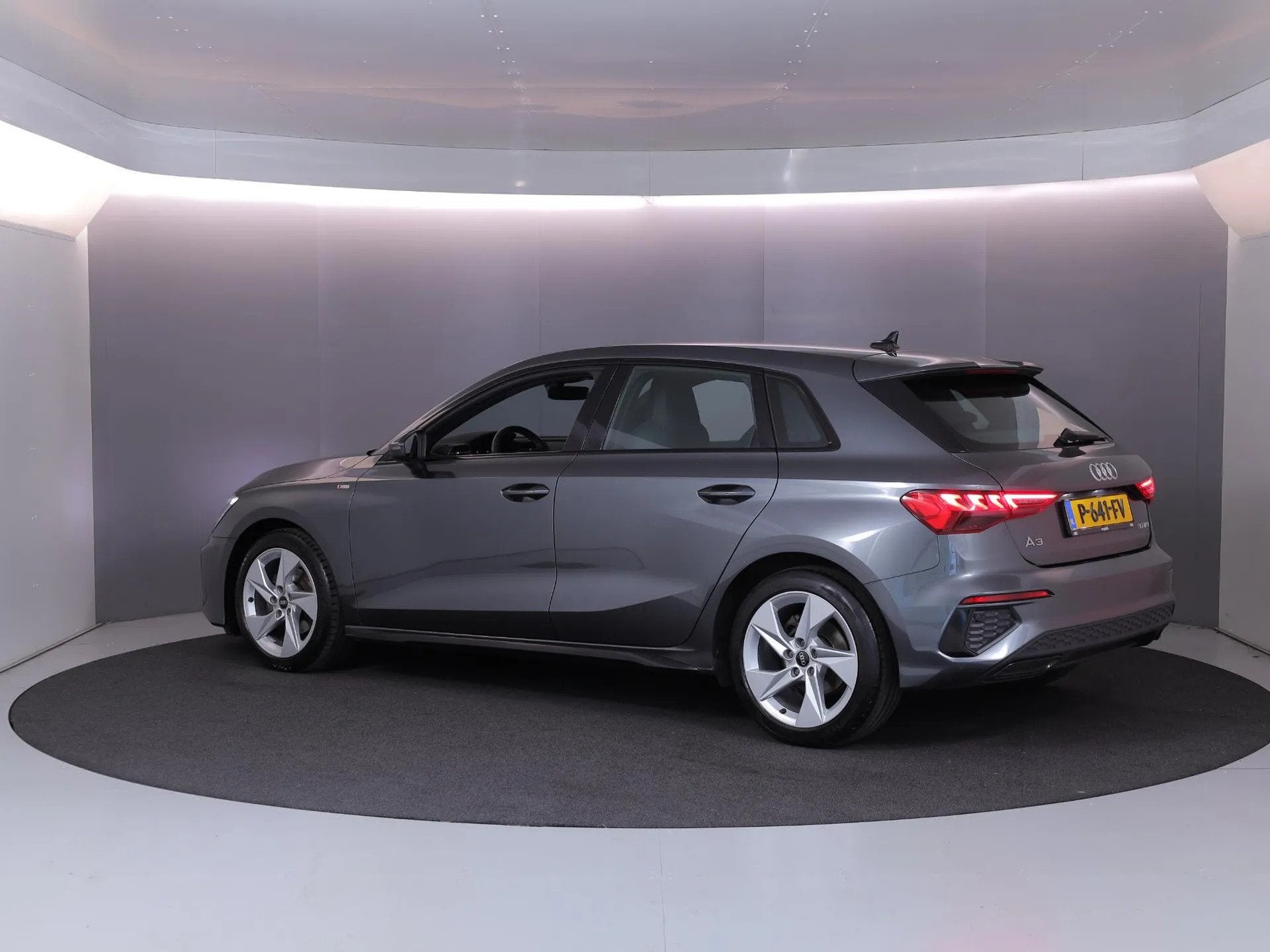 Audi A3 Sportback 30 TFSI S edition (bj 2022, automaat), Gebruikt, Origineel Nederlands, Bedrijf, 19 km/l