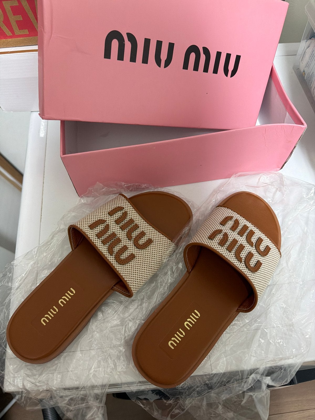 Miu Miu slippers - Nieuw en ongedragen, Ophalen of Verzenden, Nieuw, Beige, Slippers