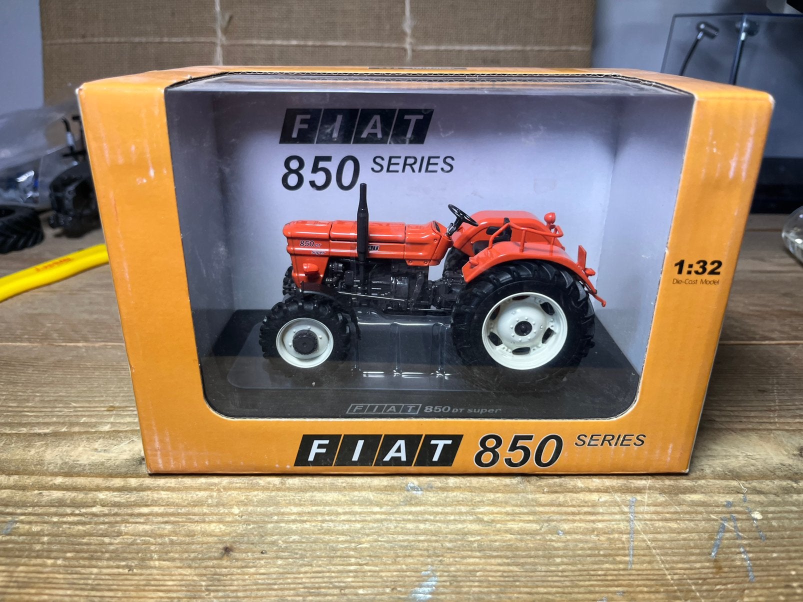 Fiat 850 UH 1:32, Ophalen of Verzenden, Zo goed als nieuw, Tractor of Landbouw, Universal Hobbies