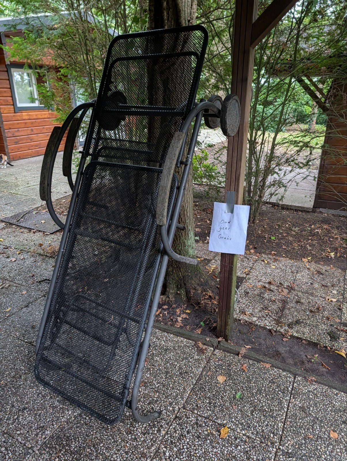 Twee oude ligbedjes, Ophalen, Gebruikt, Metaal, Verstelbaar