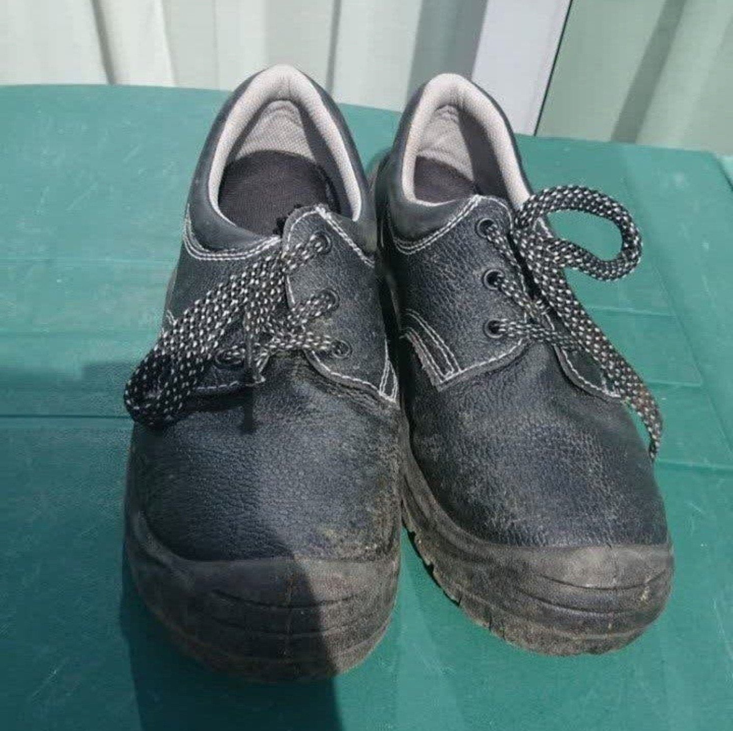 Zwarte werkschoenen met ijzeren neus - Maat 43, Ophalen of Verzenden, Gebruikt
