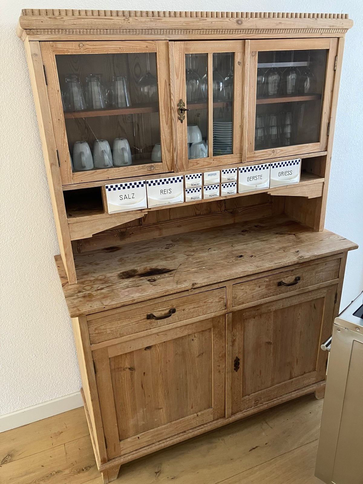 Schattige grenen buffetkast met vitrine en lades, Ophalen