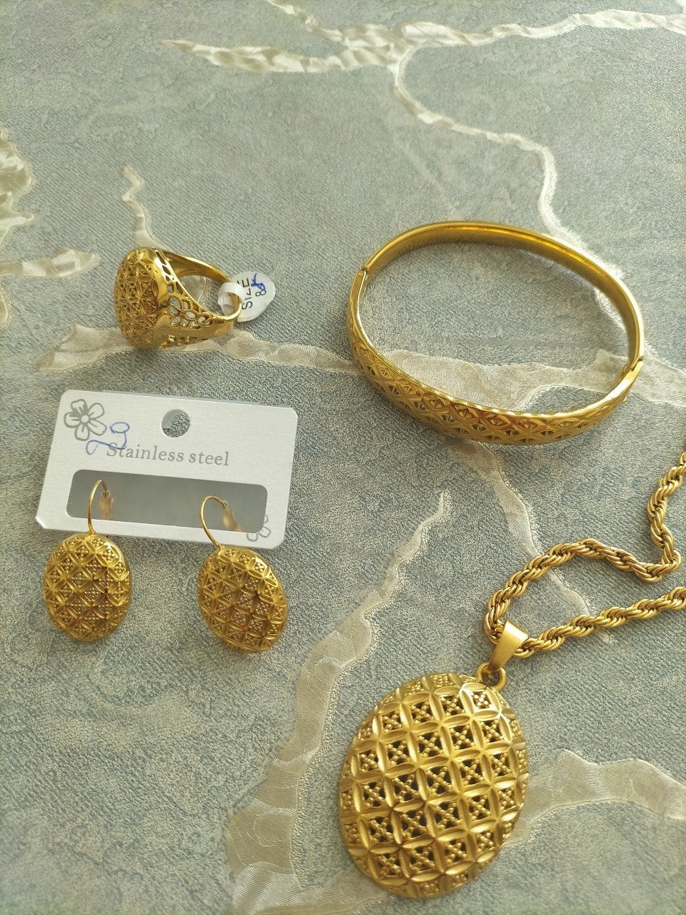 Nieuwe set gouden stainless steel sieraden, Ophalen of Verzenden, Nieuw, Goud, Staal