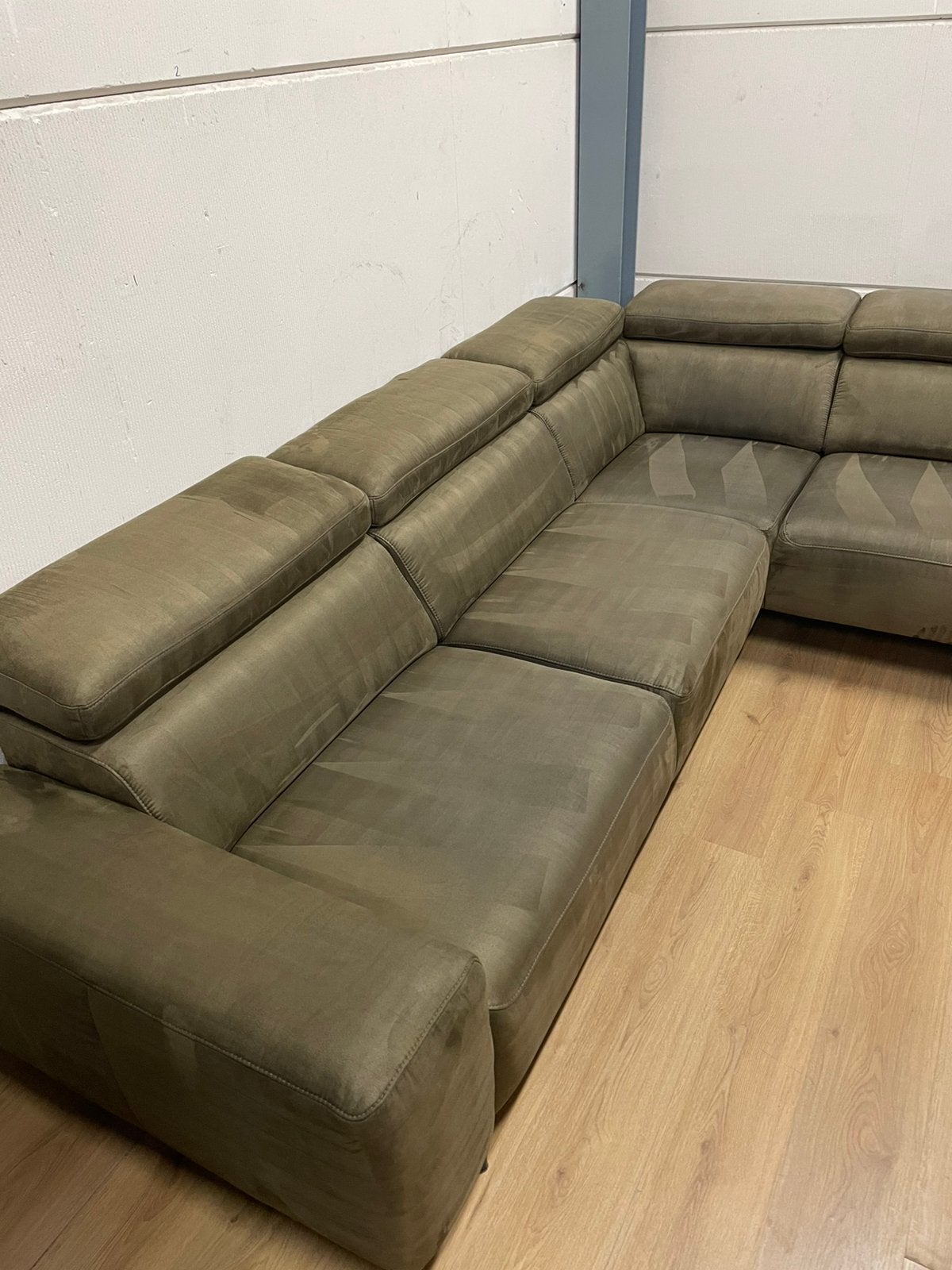 Mooie luxe suede groene hoekbank met hoofdsteunen  GEREINIGD, Ophalen, 250 tot 300 cm, Luxe, Hoekbank